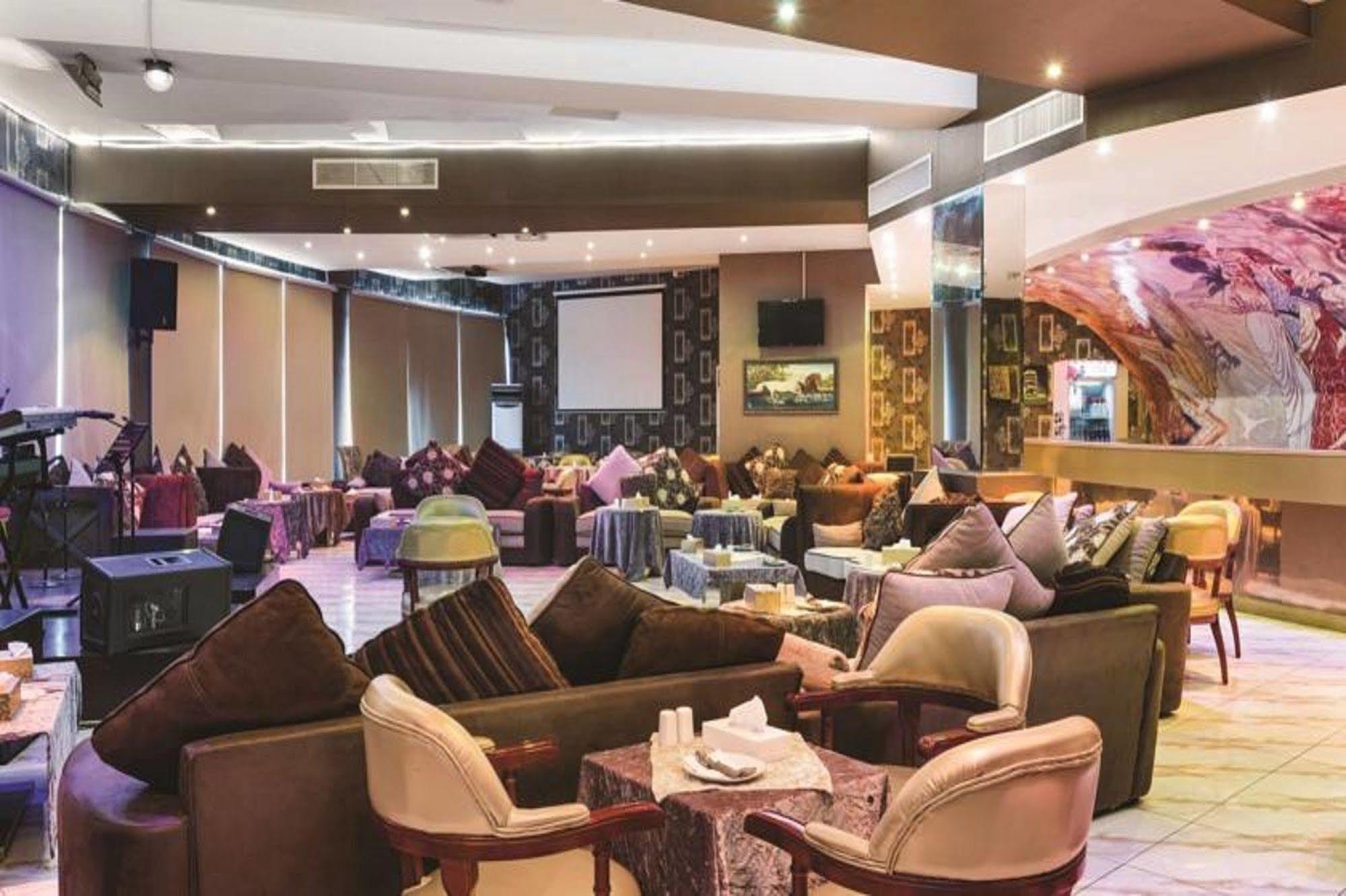 מנאמה Happy Days Hotel מראה חיצוני תמונה